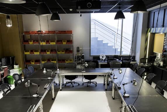 An open, multifunctional, modular space that enables collaboration, fostering of communities and bringing together entrepreneurial serendipity. Al Warsha is a space for creativity and innovation. The lab is open for people of all skill levels to come in and use the tools and equipment to build their own projects and seek any support they may need.